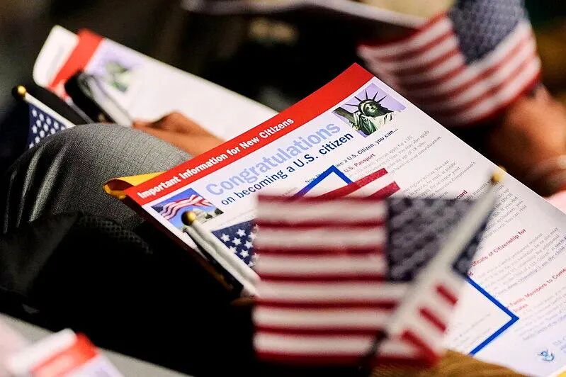 為了減少詐欺，川普政府逐步推動包括綠卡、入籍、庇護等申請都強制網上申請。（美聯社...